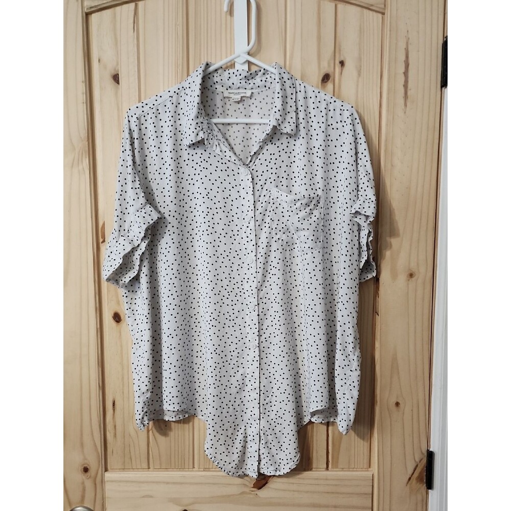 beachlunchlounge White Short-Sleeve Button-Up Tie Front Shirt with Black Dots